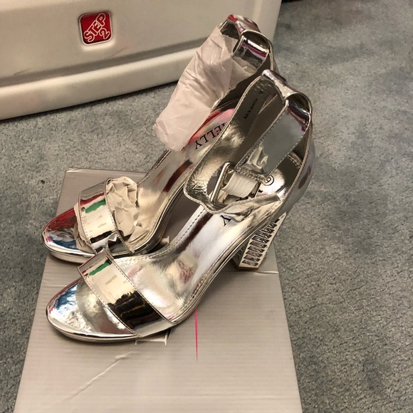 Brand New, Never worn size 9 silver heel! - Picture 2 of 8